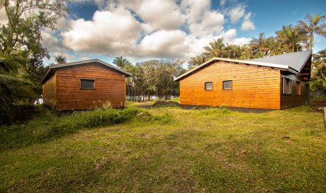 Construction d'une maison en bois et de bungalows à Saint-Joseph